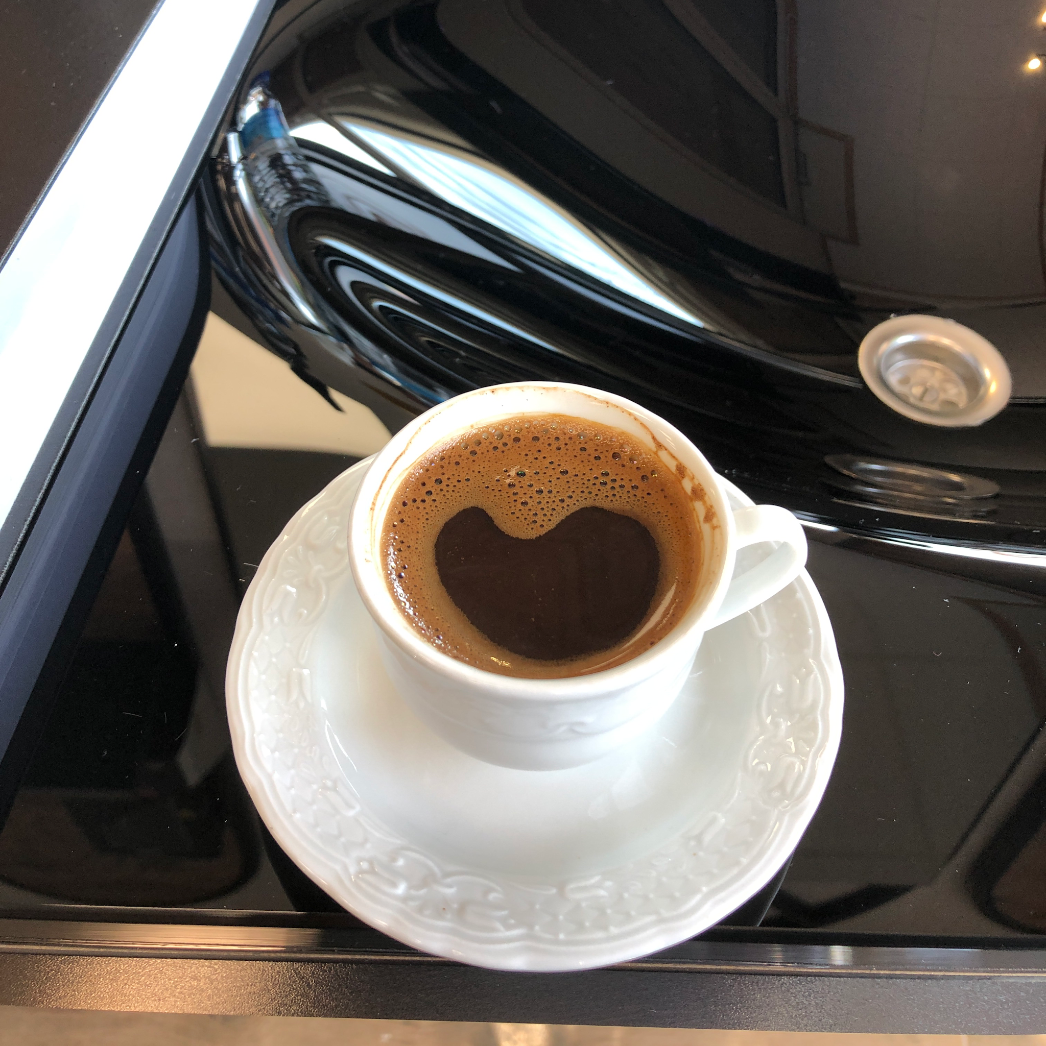 Turkse koffie in een wit kopje op de zwarte toonbank